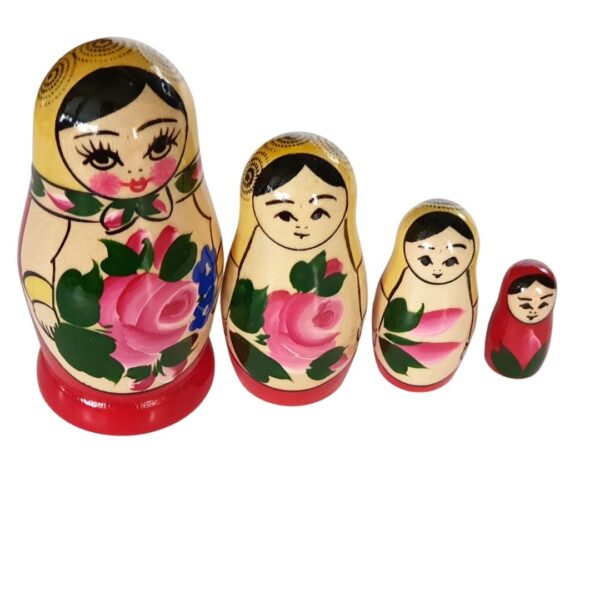 Babuska Ruska tradicija 4 puncke v eni matrjoski. Kupiti jo lahko v spletni trgovini Ruski ekspres.