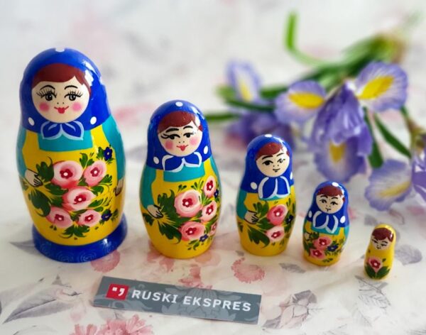 Tradicionalna ruska babuska v ruski trgovini Ruski ekspres