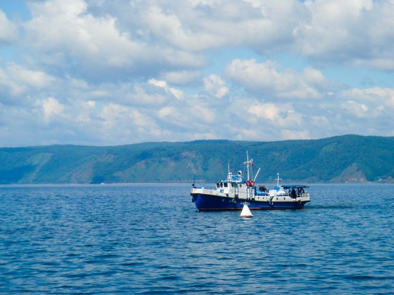 Z ladjo po Bajkalskem jezeru potovanje na jezero Bajkal in otok Olkhon